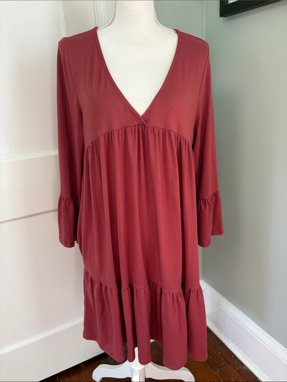 entro Rust Red V-Neck Long Sleeve Tiered Dress Size Medium